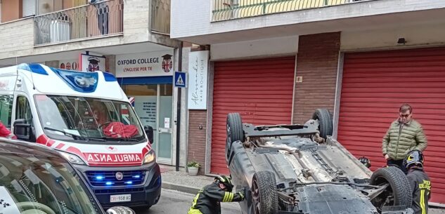 La Guida - Auto ribaltata in via Piave a Centallo, nessun ferito