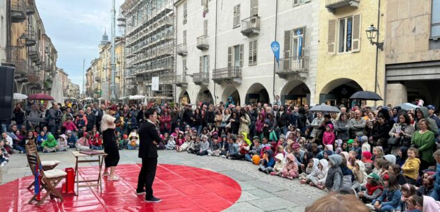 L’arte di strada dello Shakabum day anima il centro di Cuneo (foto) La Guida - L’arte di strada dello Shakabum day anima il centro di Cuneo (foto)