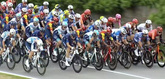 La Guida - Giro d’Italia, in corso la tappa da Novara a Fossano, senza telecronaca Rai (per lo sciopero)