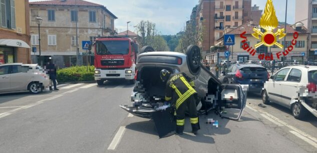 La Guida - Auto ribaltata a Saluzzo, in corso 4 Novembre, conducente in codice giallo