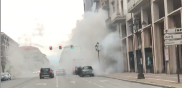 La Guida - Fumo da un’auto in panne in centro Cuneo