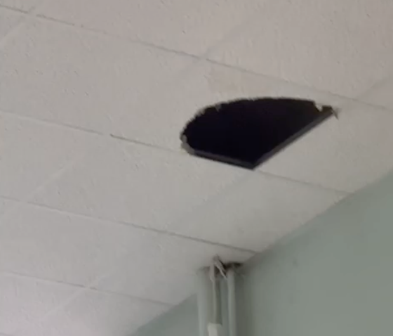 Controsoffitto caduto, infiltrazioni e atto vandalico