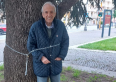 La Guida - Piazza Europa, Ugo Sturlese si incatena a un cedro per protesta