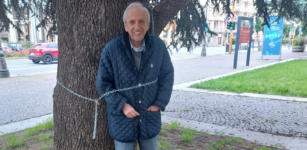 Piazza Europa, Ugo Sturlese si incatena a un cedro per protesta La Guida - Piazza Europa, Ugo Sturlese si incatena a un cedro per protesta