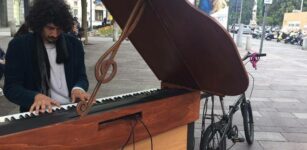 A Boves “Mercato in musica” con Paolo Casolo e la bici-piano La Guida - A Boves “Mercato in musica” con Paolo Casolo e la bici-piano