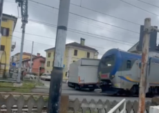La Guida - A Savigliano treno travolge un camion al passaggio a livello (video)
