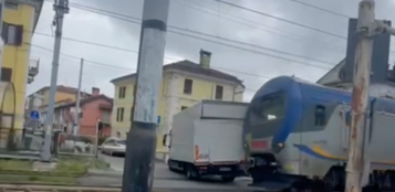 La Guida - A Savigliano treno travolge un camion al passaggio a livello (video)