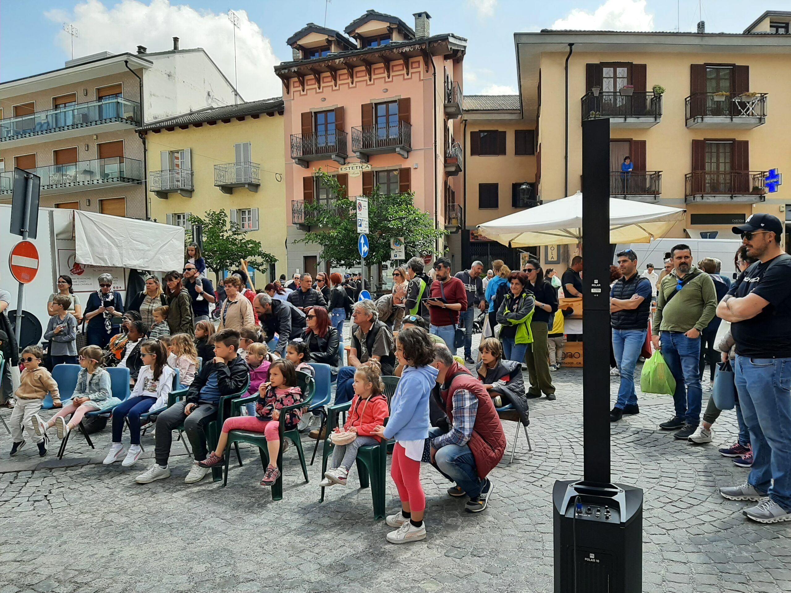 Mercato in musica riempie piazza Italia a Boves