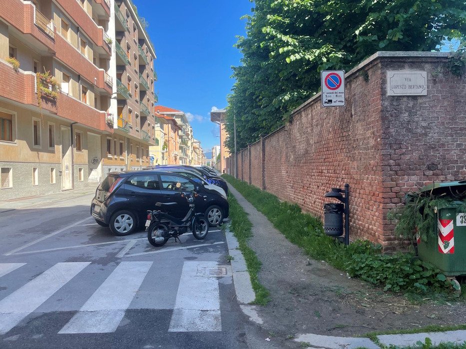 Lavori di pavimentazione dei marciapiedi nel quartiere Cuneo Centro