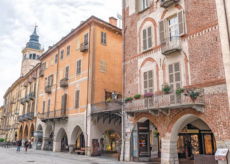 La Guida - Via Roma con le facciate dei palazzi restaurate e piazza Galimberti