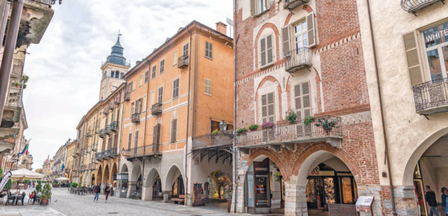 La Guida - Via Roma con le facciate dei palazzi restaurate e piazza Galimberti