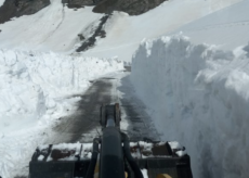 La Guida - Colle dell’Agnello, Provincia al lavoro per sgomberare i “muri” di neve