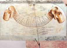 La Guida - L’orologio solare universale del XIX secolo di fronte a Casa Ambrosino
