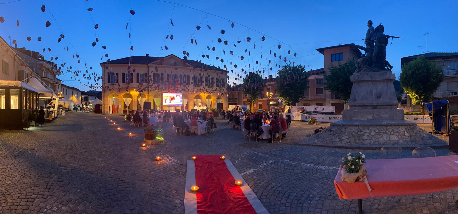 In cento alla cena in rosso dedicata alla fragola