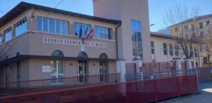 La Guida - A Sanfront il temporale penetra nel corridoio di accesso al seggio 