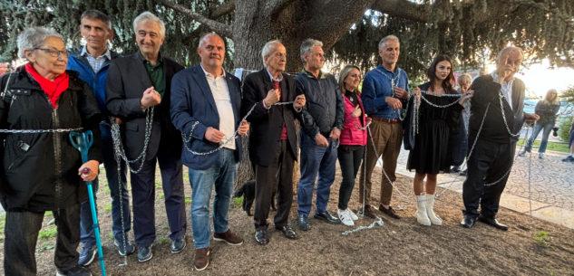 La Guida - Manifestazione, e “incatenamento”, in piazza Europa in difesa dei cedri