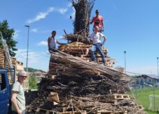 La Guida - Vignolo: preparativi per il falò di San Giovanni