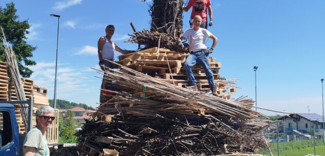 La Guida - Vignolo: preparativi per il falò di San Giovanni