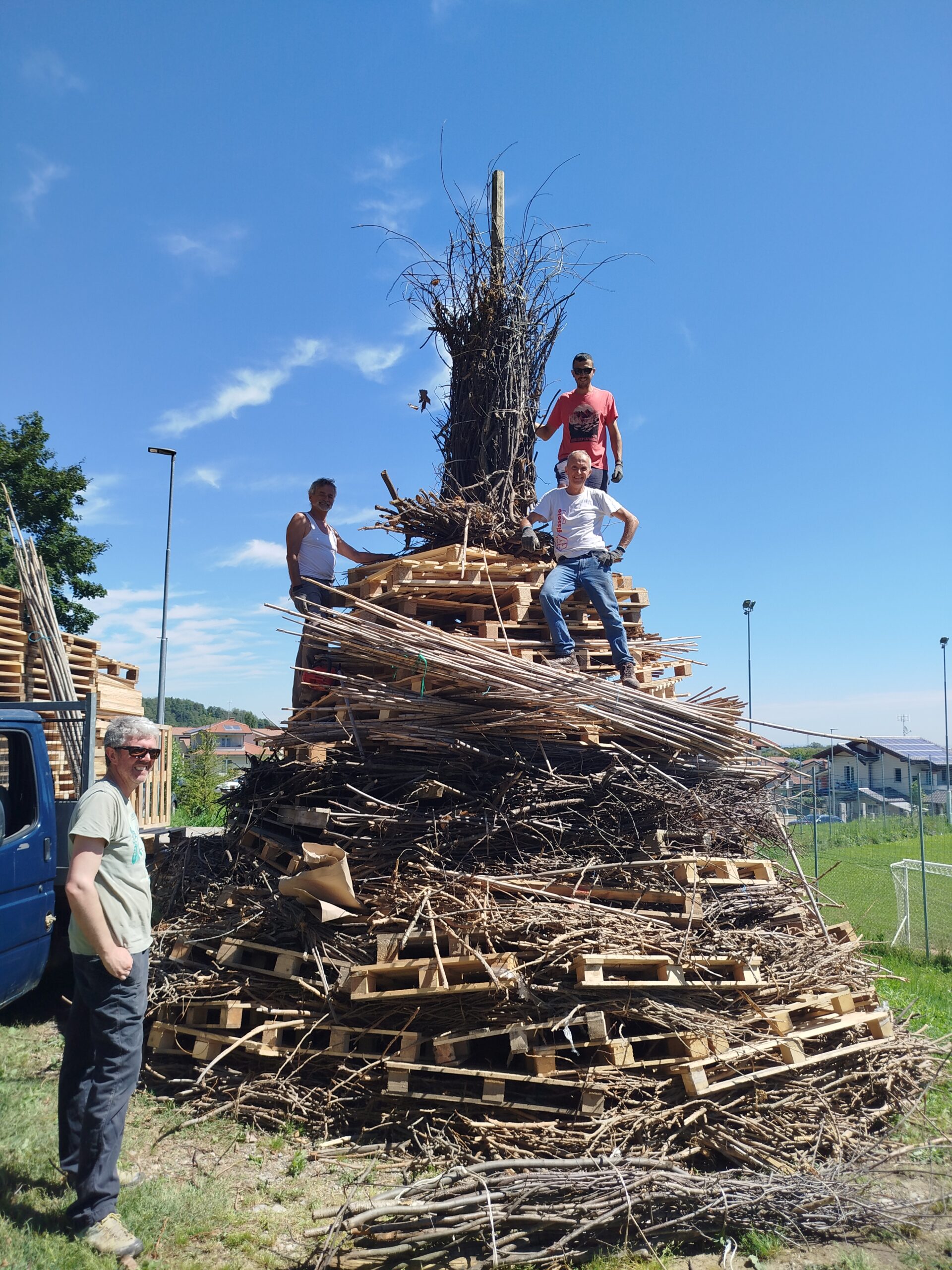 Vignolo: preparativi per il falò di San Giovanni