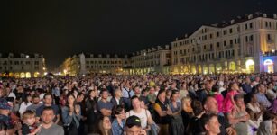 Una piazza gremita per l’inaugurazione di Cuneo Illuminata La Guida - Una piazza gremita per l’inaugurazione di Cuneo Illuminata
