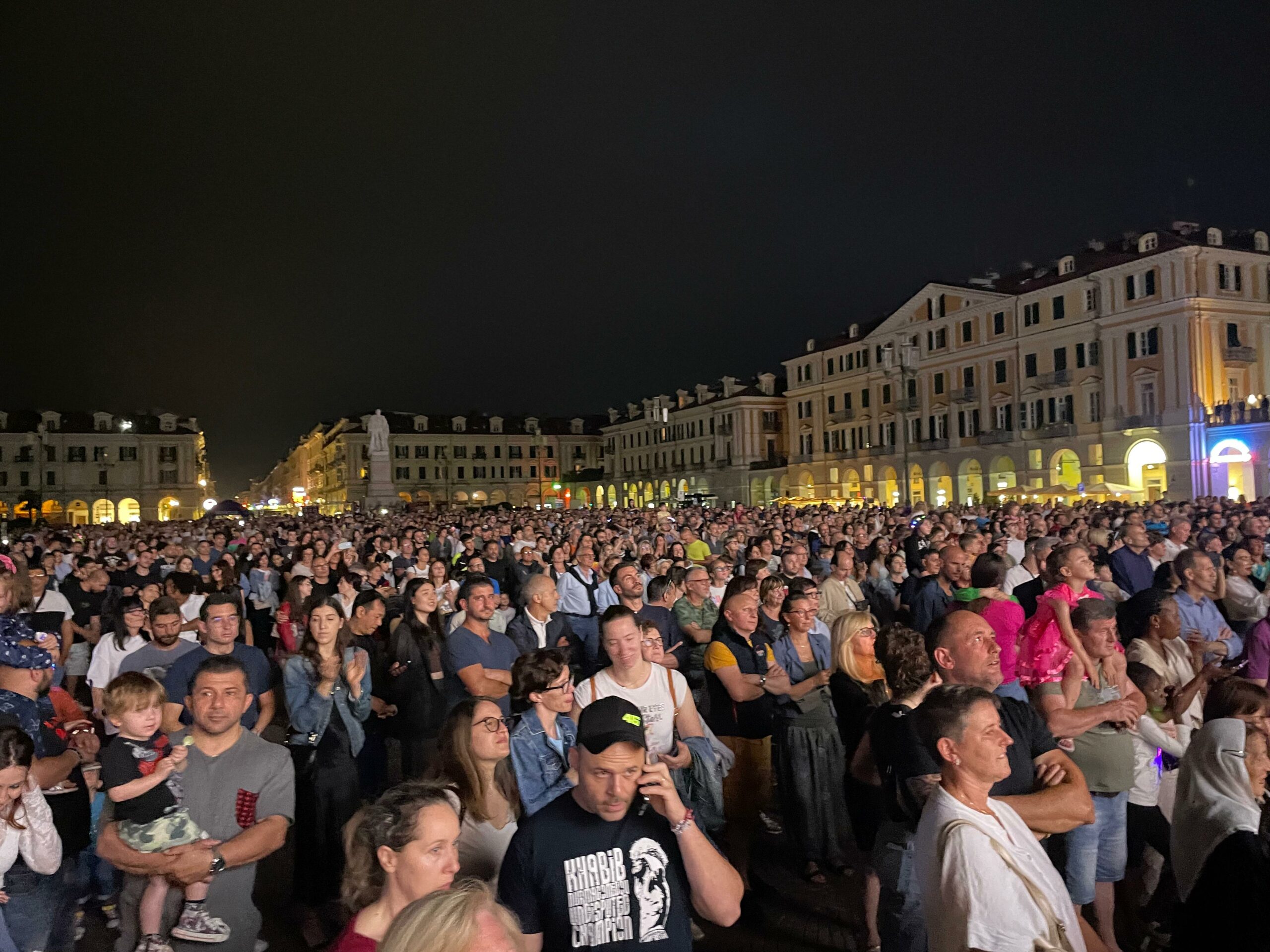 Una piazza gremita per l’inaugurazione di Cuneo Illuminata