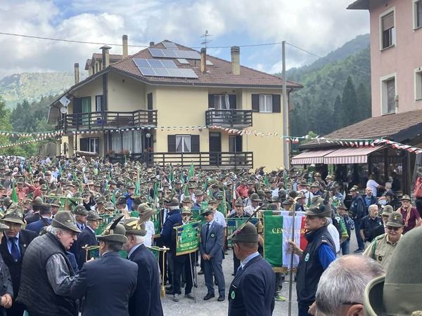 La Divisione Alpina Cuneese in parata verso il Colle di Nava