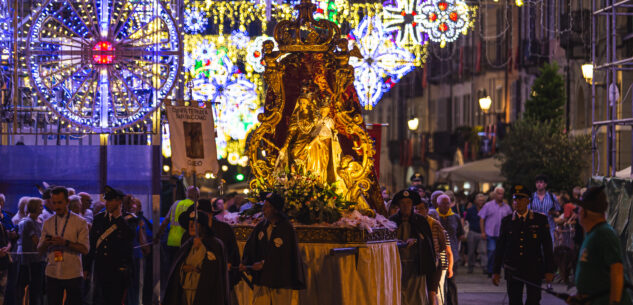 La Guida - Fiori, luci, fede, solidarietà e corsa notturna con Cuneo Illuminata