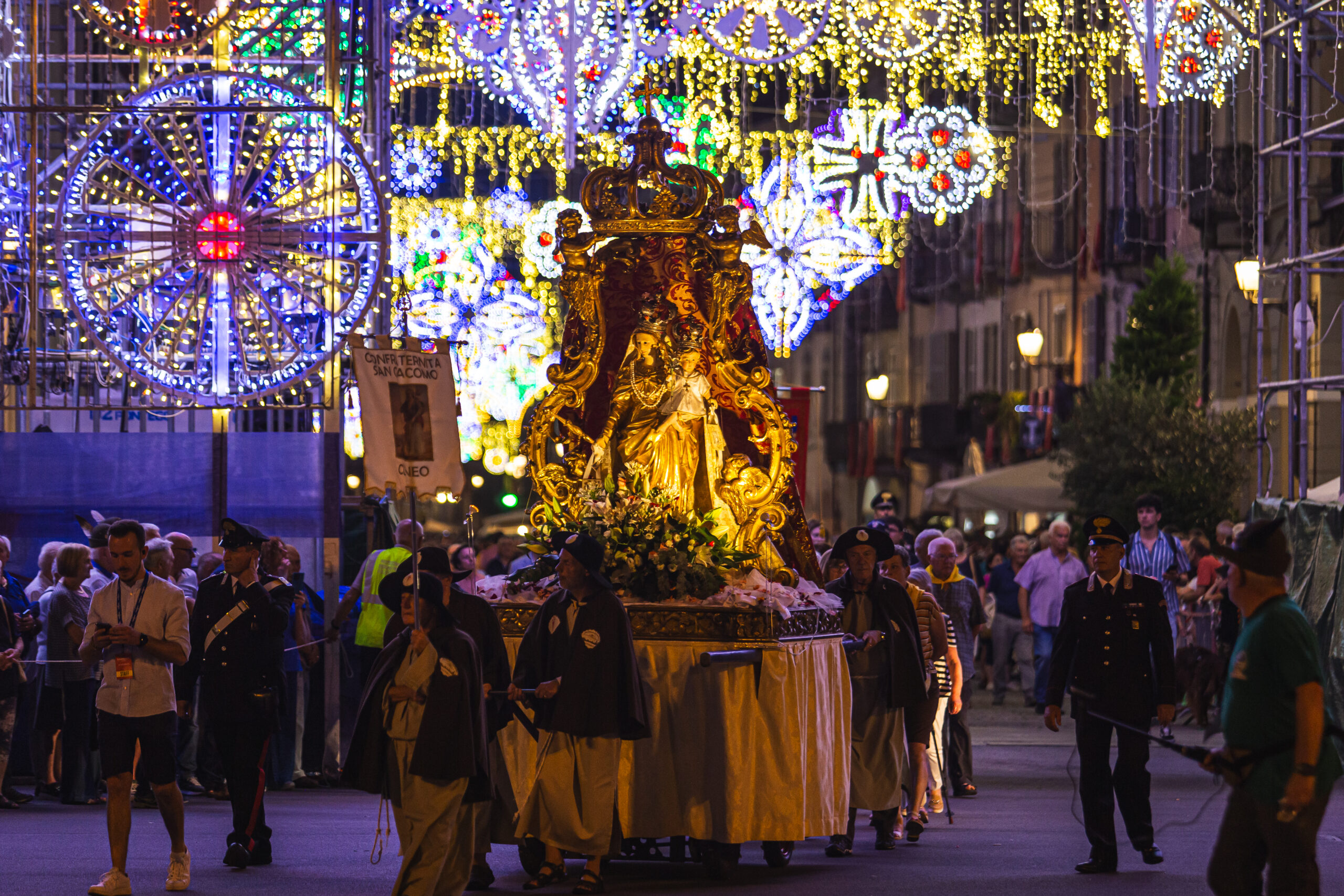 Fiori, luci, fede, solidarietà e corsa notturna con Cuneo Illuminata