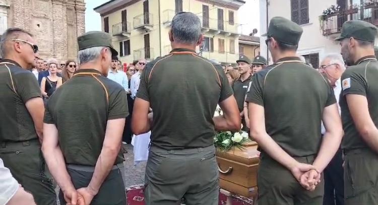 Morozzo - Le guardie del parco intonano Signore delle cime ai finerali di Mauro Fissore