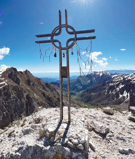 La croce di Filippo su Rocca Negra  in ricordo di un giovane caragliese