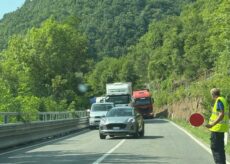 La Guida - Camion pieno di bottiglie d’acqua esce di strada, traffico in tilt sul Colle di Nava