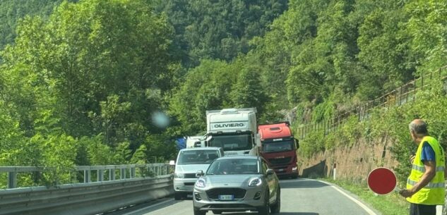 La Guida - Camion pieno di bottiglie d’acqua esce di strada, traffico in tilt sul Colle di Nava