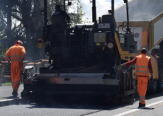 La Guida - La strada tra Cuneo e Confreria chiusa di notte per lavori di asfaltatura