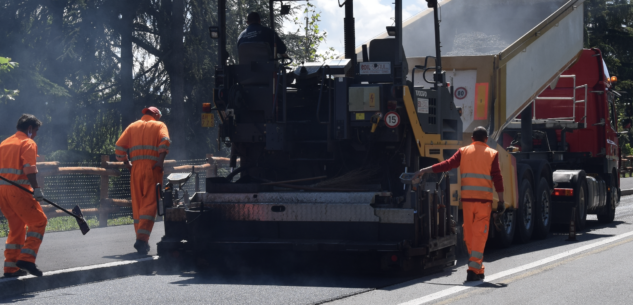 La Guida - La strada tra Cuneo e Confreria chiusa di notte per lavori di asfaltatura