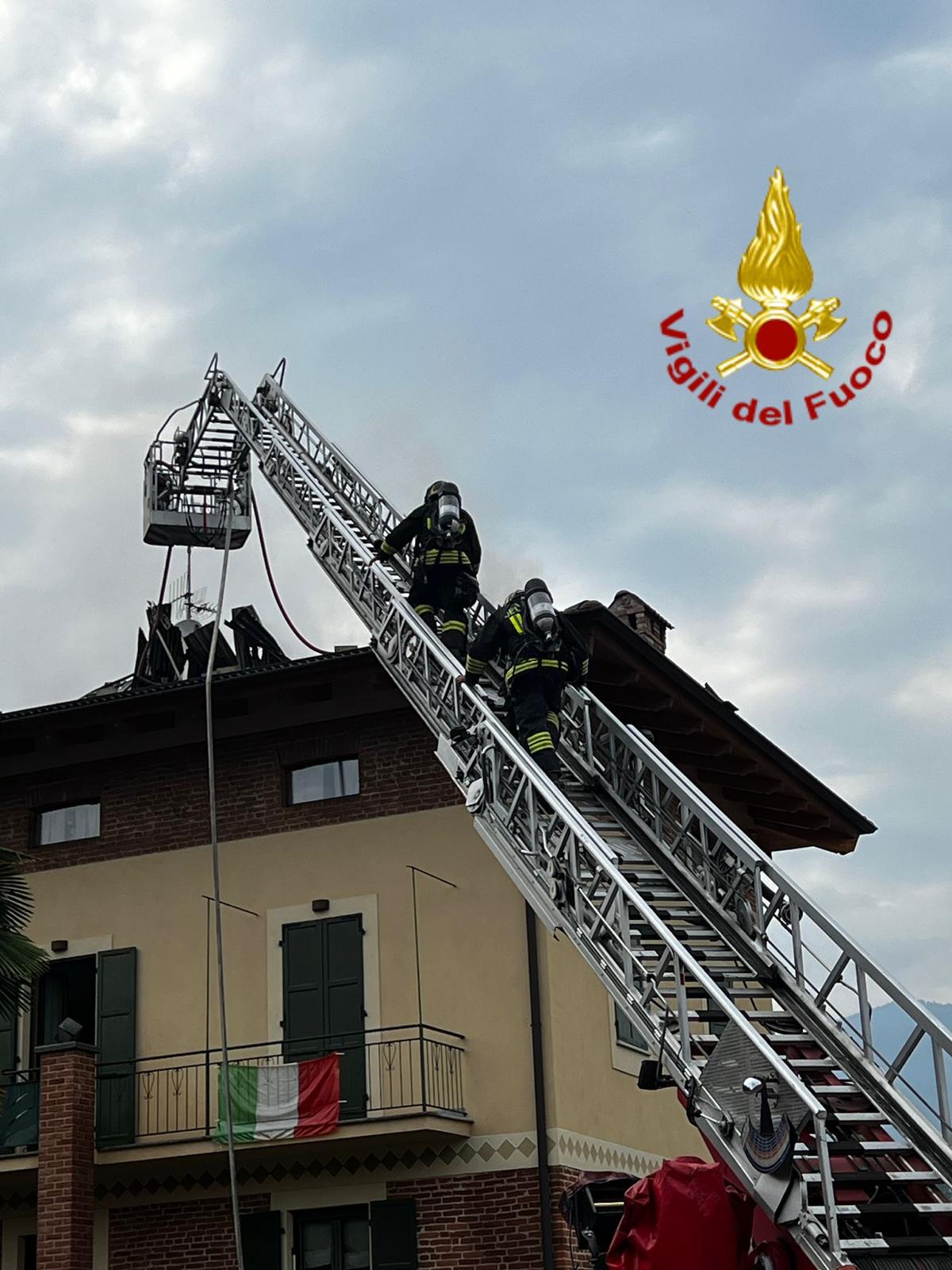 Incendio su un tetto a Dronero