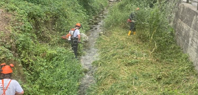 La Guida - La squadra Aib di Paesana ha ripulito il letto del torrente Agliasco