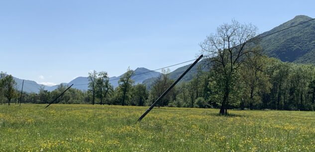 La Guida - Pali del telefono che stanno per cadere e fili penzolanti