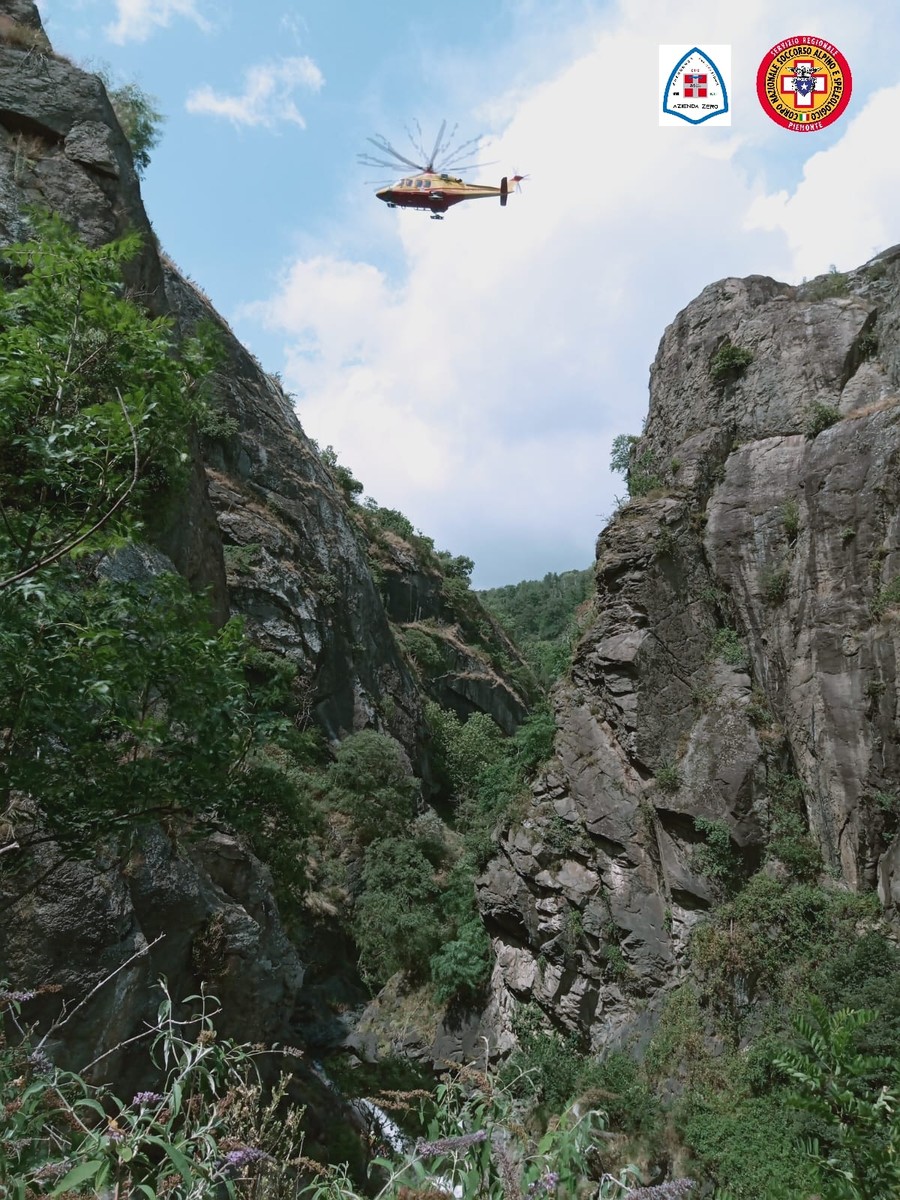 Fanno canyoning giù per i torrenti, ma si fratturano le caviglie: elisoccorsi a Ormea e Caprie