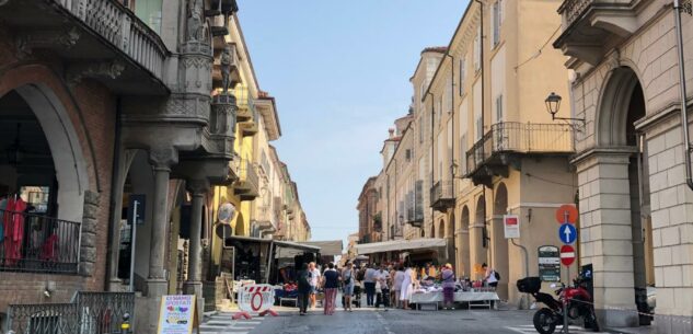 La Guida - Quattro bancarelle del mercato di Fossano spostate in Piazza Dompé