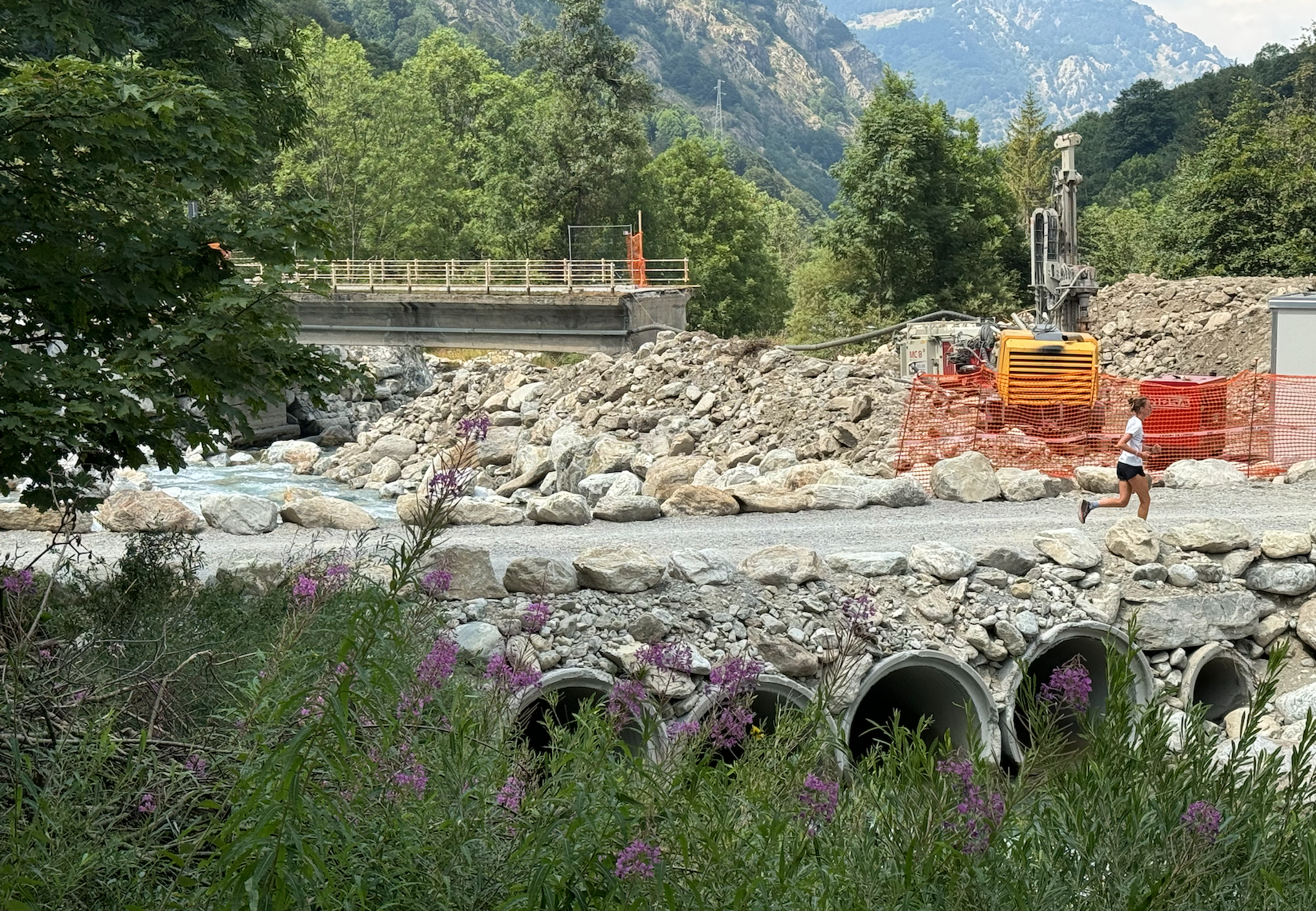 Il cantiere del ponte da rifare in piena estate