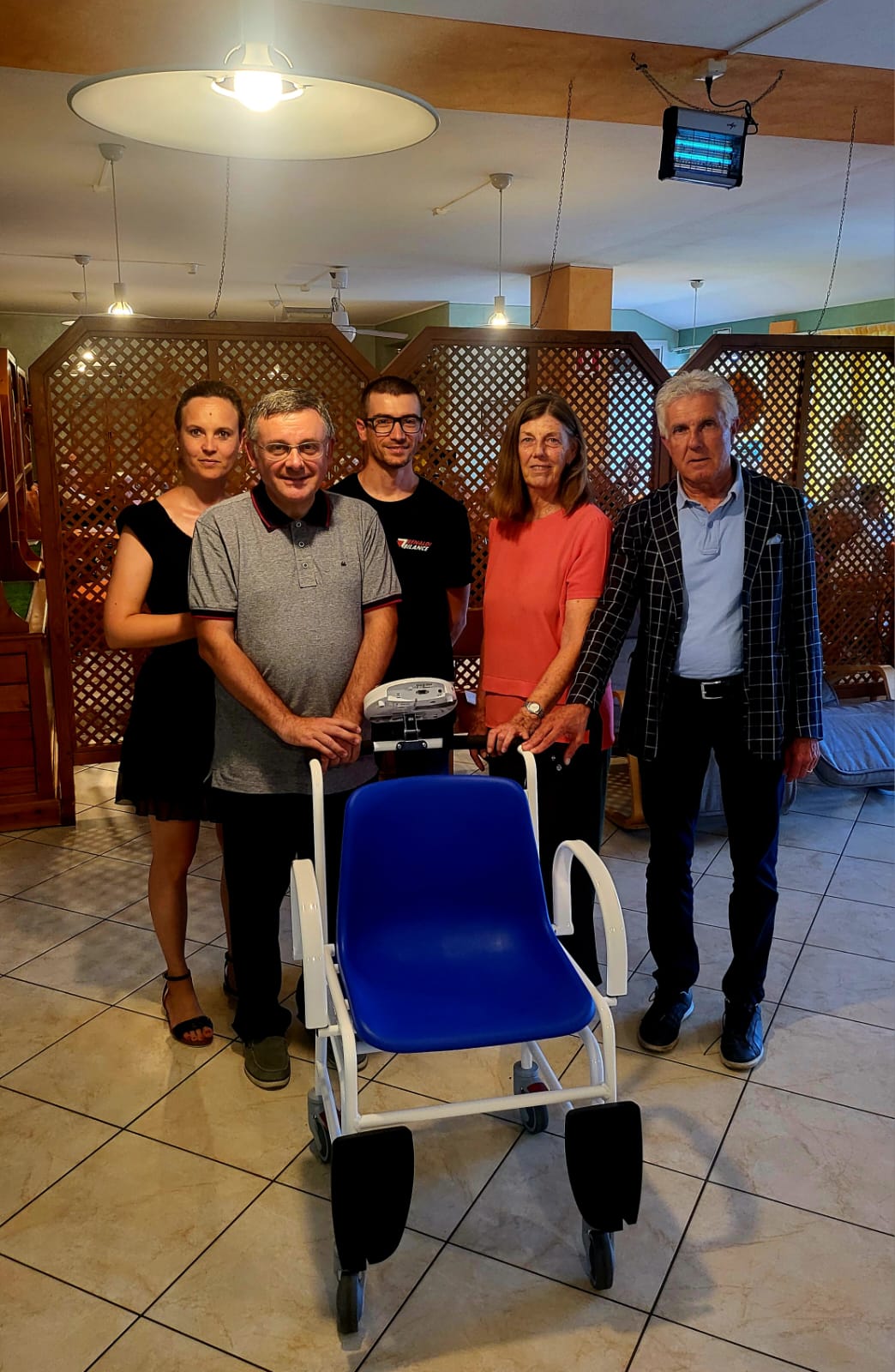 La casa di riposo di Bernezzo ha una nuova bilancia pesa persone: è una donazione di “Fai entrare il sole”