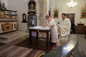 L’altare della chiesa di Limone cambia forma: ad inaugurarlo c’è il vescovo Piero Delbosco