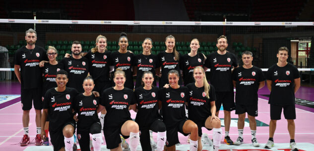 La Guida - La prima squadra della Cuneo Granda volley ha fatto il primo allenamento a porte aperte