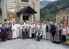 La Guida - Coumboscuro, in tanti per la festa del centenario della parrocchia di Santa Lucia (video e foto)