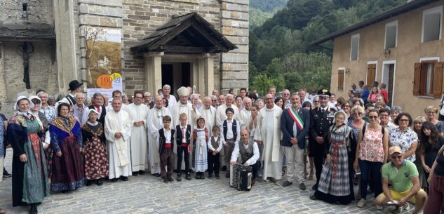 La Guida - Coumboscuro, in tanti per la festa del centenario della parrocchia di Santa Lucia (video e foto)