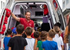 La Guida - I volontari della Croce Rossa di Cuneo spiegano il loro lavoro ai bambini dell’Estate Ragazzi