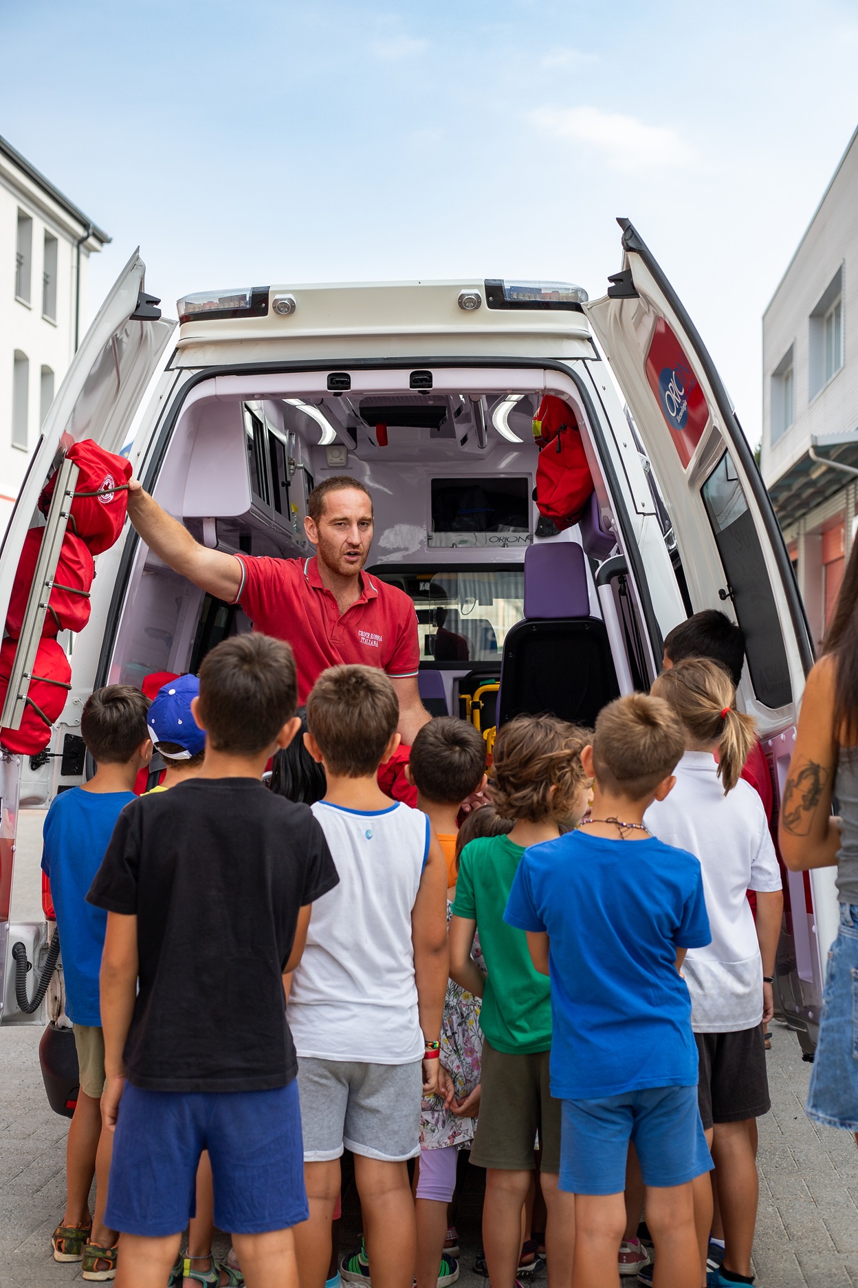 I volontari della Croce Rossa di Cuneo spiegano il loro lavoro ai bambini dell’Estate Ragazzi