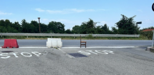 La Guida - Via Crissolo, una sedia al posto del dissuasore rubato