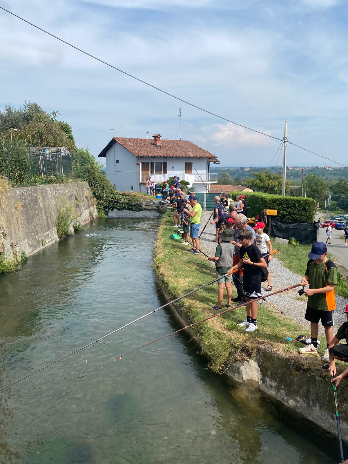 Ragazzi che imparano i trucchi del mestiere del pescatore: a Fossano il Memorial Nicolò ed Elia Martini 