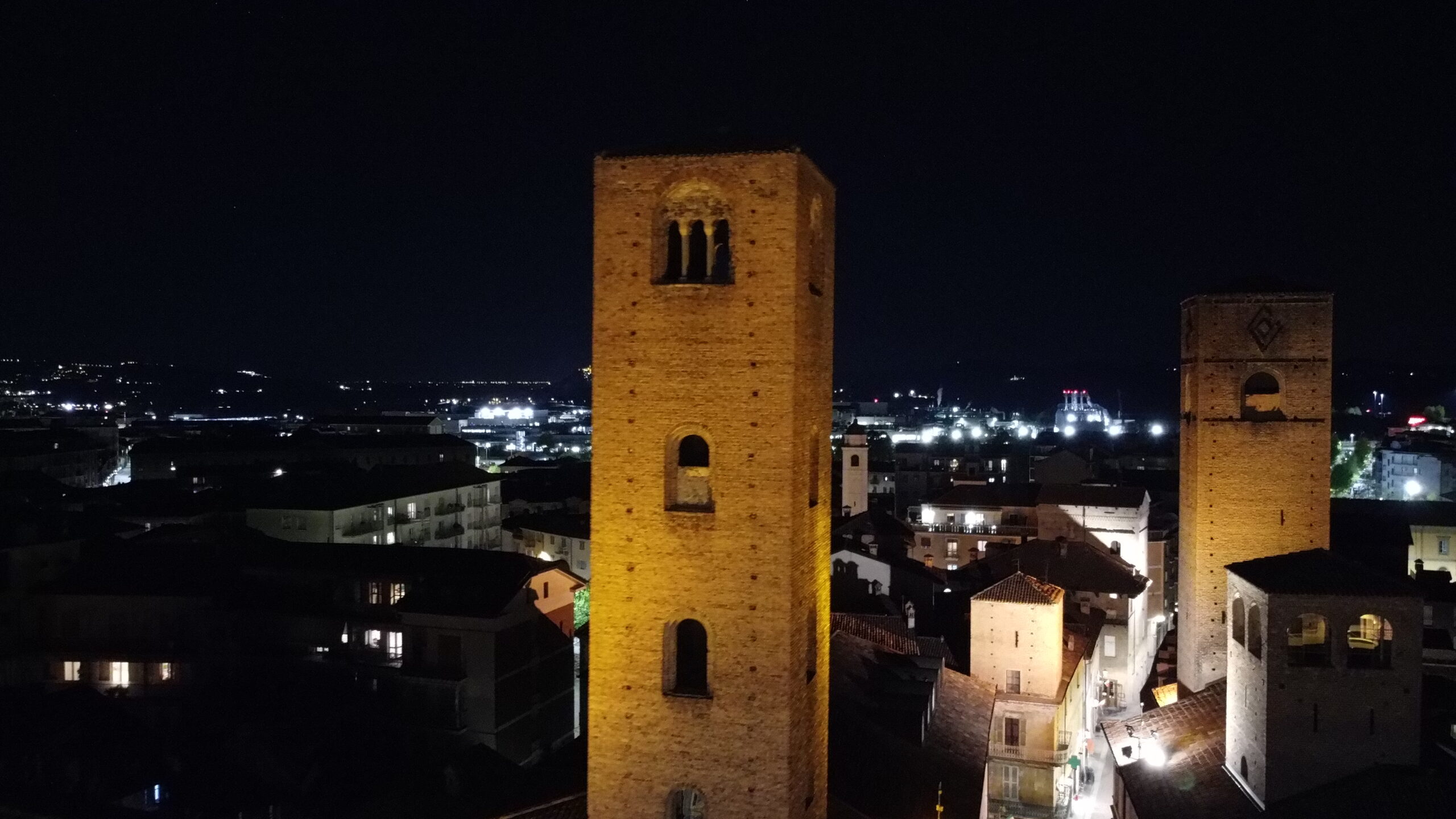 Il 10 settembre le torri di Alba si illuminano di giallo